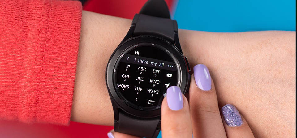 طراحی ظاهری طراحی ساعت هوشمند سامسونگ مدل «Galaxy Watch4 » شباهت بسیار زیادی به نسل‌های پیشینشان،‌ گلکسی واچ اکتیو 2 و گلکسی واچ 3 دارد که این موضوع برای آن دسته افرادی که از ظاهر ساعت‌های هوشمند سامسونگ رضایت کامل داشتند، اتفاق خوبی است. بارزترین ویژگی ظاهری «Galaxy Watch4 » حاشیه‌ی مکانیکی چرخان دور نمایشگر است که با اولین گلکسی واچ معرفی شد و به این ساعت حسی واقعاً کلاسیک و سنتی داد. کاربران برای دسترسی به بخش‌های مختلف ساعت هوشمند خود می‌توانند در کنار فرمان‌های لمسی و البته صوتی از حاشیه‌ی دستگاه نیز استفاده کنند. حاشیه‌ی چرخان «Galaxy Watch4 » به‌نوعی به‌عنوان محافظ نمایشگر نیز عمل می‌کند، چون کمی با آن فاصله دارد و ضربه، پیش از هر چیز دیگری به همین حاشیه برخورد می‌کند. «Galaxy Watch4 » همچنین با گواهی «IP68» و «ATM5 » عرضه‌شده و در برابر گردوغبار و فشار آب تا عمق ۵۰ متر مقاوم است. همچنین استاندارد نظامی آمریکا موسوم به «MIL-STD-810G» را نیز در اختیار دارد در برابر حوادثی نظیر سقوط و ضربه نیز مقاوم خواهد بود. نمایشگر وجود حاشیه‌ی چرخان ، حدود ۲ میلی‌متر به ابعاد دستگاه افزوده است. نمایشگر «Galaxy Watch4 » از گوریلا گلس بهره می‌برد و از باقی ماندن اثرانگشت جلوگیری می‌کند. تراکم پیکسلی نمایشگر به‌کاررفته در «Galaxy Watch4 » بسیار زیاد است و می‌توان نتیجه را در پنل سوپر امولد پر وضوح با طیف رنگ‌های شفاف، درخشان و کنتراست بسیار بالای ساعت هوشمند سامسونگ مشاهده کرد. نمایشگر ۶۰ هرتزی «Galaxy Watch4 » زاویه‌ی دید فوق‌العاده‌ای ارائه می‌دهد. همچنین نمایشگر زیر نور شدید آفتاب هم روشنایی و خوانایی بسیار خوبی دارد مشخصات فنی و عملکرد «Galaxy Watch4 » ازلحاظ رم و حافظه نیز نسبت به واچ 3 پیشرفت زیادی تجربه می‌کند. رم ۱٫۵ و حافظه‌ی ذخیره‌سازی ۱۶ گیگابایتی این اسمارت واچ نسبت به قبل به ترتیب ۱٫۵ و ۲ برابر شده‌اند؛ البته از حافظه‌ی ۱۶ گیگابایتی دستگاه، ۸ گیگابایت در اختیار سیستم‌عامل و اپلیکیشن‌های پیش‌فرض قرار دارد که اپلیکیشن‌ها تنها ۳۰۰ مگابایت فضا اشغال کرده‌اند. ۸ گیگابایت فضای خالی باقی‌مانده برای نصب اپلیکیشن‌های دلخواه و ذخیره آهنگ‌های موردنظر کافی به نظر می‌رسد. حسگرهای «Galaxy Watch4 » شامل سنسور ویژه‌ای موسوم به «BioActive» شتاب‌سنج، بارومتر، ژیروسکوپ، سنسور ژئومغناطیس و سنسور نور است که انرژی نور را به جریان الکتریکی تبدیل می‌کند. حسگر «BioActive» در پشت و مرکز ساعت قرار دارد و هنگام فعال بودن نور سبزرنگی ساطع می‌کند، درواقع ترکیبی از سه حسگر اپتیکال اندازه‌گیری ضربان قلب، حسگر« ECG» برای تشخیص اختلال در ریتم ضربان قلب و حسگر کاملاً جدید «BIA» برای ارزیابی ترکیب بدن‌ است. «Galaxy Watch4 » از بلوتوث ۵٫۰، وای فای5+2GHz و قابلیت «NFC» همراه پشتیبانی می‌کند و مجهز به «GPS» داخلی و روش‌های مسیریابی جایگزین نظیر گلوناس و گالیلئو است. این ساعت هوشمند با اندروید ۶٫۰ و بالاتر سازگاری دارد و نمی‌توان آن را با آیفون جفت کرد. تمام تنظیمات مهم و کاربردی نظیر «Do Not Disturb»، شماره‌های مسدود شده و ساعت جهانی هم بین ساعت و گوشی بدون مشکلی همگام‌سازی می‌شود باتری ساعت هوشمند سامسونگ مدل «Galaxy Watch4 » از باتری 361 میلی‌آمپر ساعتی بهره می‌برد. شرکت سامسونگ برای «Galaxy Watch4 » وعده‌ی شارژ دهی ۴۰ ساعته می‌دهد، اما در عمل و هنگام استفاده‌ی معمول چنین عددی واقعاً رؤیایی است. در تست‌های انجام‌شده، درحالی‌که بلوتوث و وای‌فای مدام فعال بود و چند مورد تست پایش سلامتی انجام شد و GPS هم برای چند دقیقه فعال بود، درحالی‌که صفحه‌نمایش همیشه روشن نبود، میزان شارژ در ۸ ساعت به ۴۰ درصد رسید. با این حساب می‌توانید یک روز کامل از اسمارت واچ خود استفاده کنید و آخر شب آن را به شارژ بزنید تا برای روز دیگر آماده باشد. شارژر گلکسی واچ 4 از نوع بی‌سیم مبتنی بر «WPC» است و شما نمی‌توانید آن را با اکثر شارژرهای بی‌سیم «Qi» شارژ کنید. البته کابل شارژر مخصوص «Galaxy Watch4 » در جعبه وجود دارد که فقط نیاز به آداپتور یا درگاه «USB» دارد. حدود دو ساعت طول خواهد کشید تا گلکسی واچ را از یک تا صد درصد شارژ کنید. سخن آخر در کل اگر گوشی شما سامسونگ است، «Galaxy Watch4 » بهترین ساعت هوشمندی به‌حساب می‌آید که می‌توانید در حال حاضر خریداری کنید؛ اما اگر از گوشی اندرویدی دیگری استفاده می‌کنید، باید در نظر داشته باشید که برخی از قابلیت‌های این ساعت احتمالاً برای شما در دسترس نباشد. دارندگان آیفون هم فعلاً باید کلاً از خرید این ساعت چشم‌پوشی کنند.